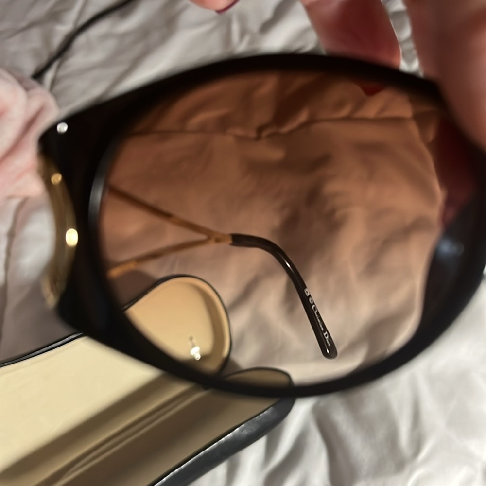 Dior. Elegant Black and Gold Sunglasses - Picture 6 of 6